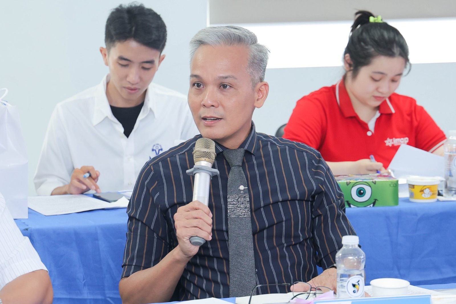 Nguyễn Vũ Kinh Kha thuyết trình