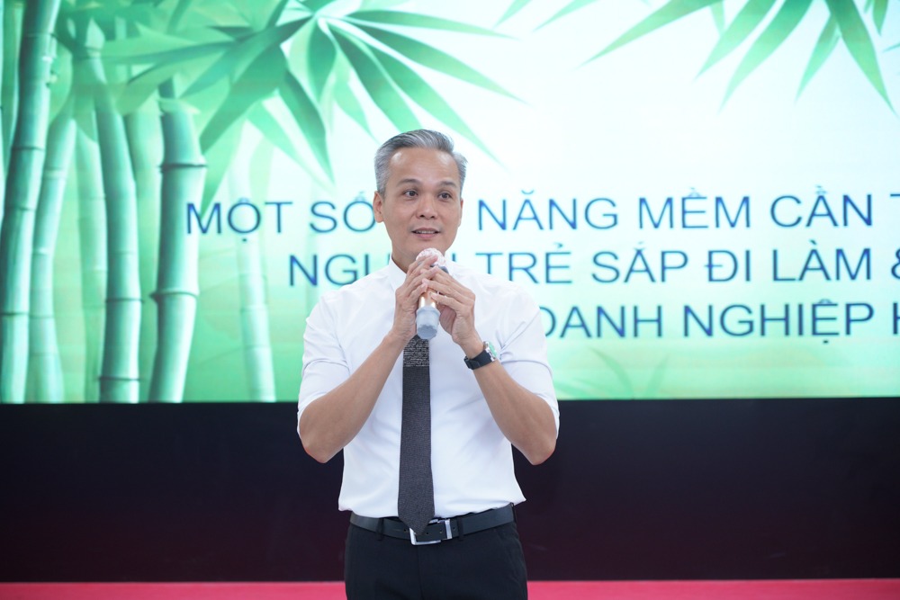 Nguyễn Vũ Kinh Kha thuyết trình