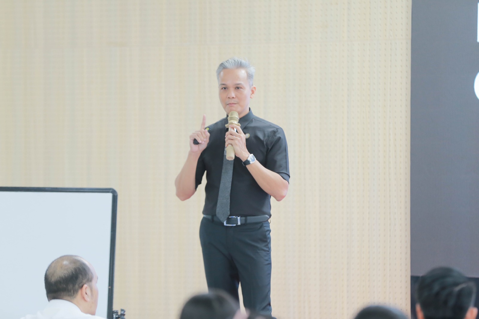 Nguyễn Vũ Kinh Kha thuyết trình