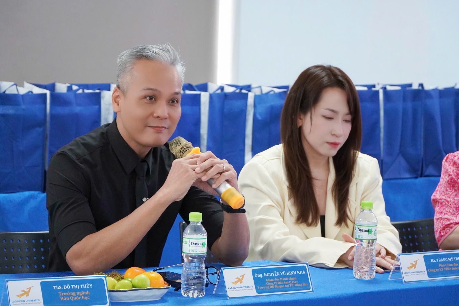 Nguyễn Vũ Kinh Kha thuyết trình